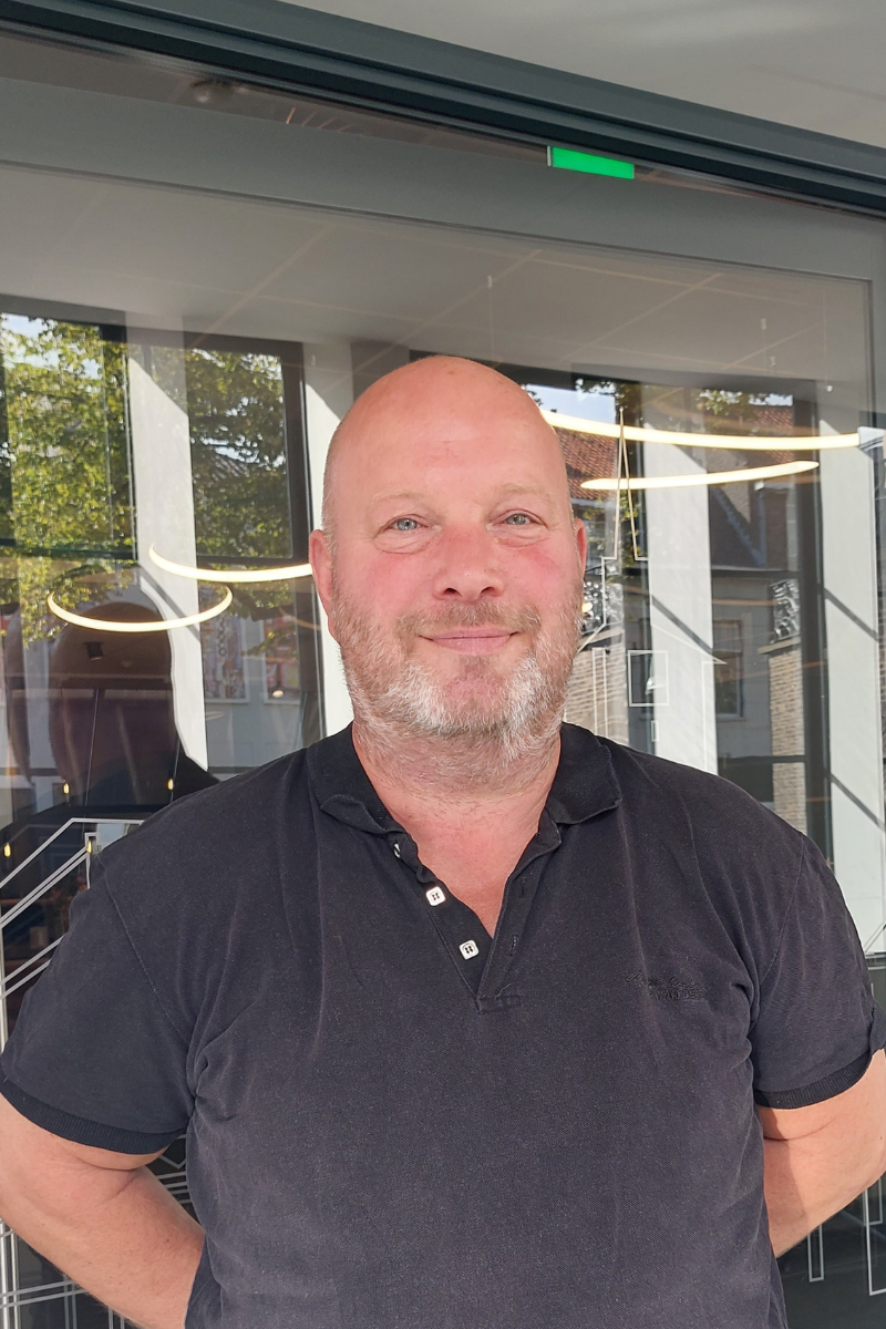 Tevreden bewoner Roelof staat in zijn huis na bezoek van de FIXbrigade voor energiebesparende maatregelen.